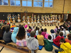 Mit großen Augen beobachteten die Scherberger Kinder die Tanzeinlagen des KK Oecher Storm